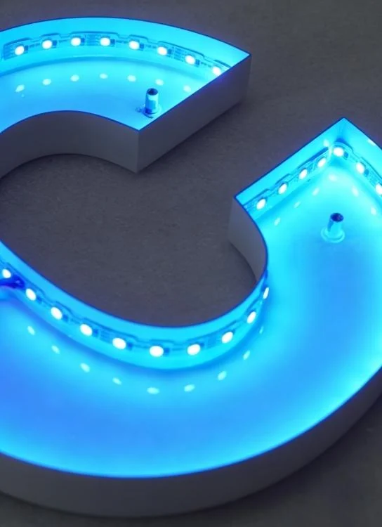 Illuminated LED arrangement inside a dimensional letter sample